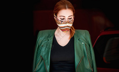 穿着时装自制面具的年轻女人脸上戴围巾阻止病图片