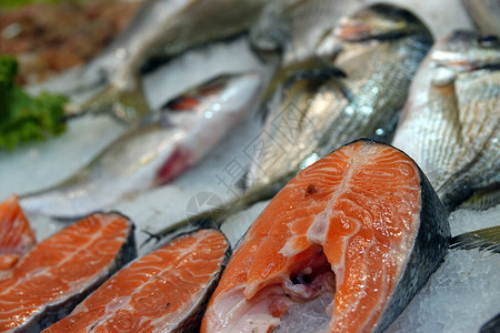 市场上的冰上生食三文鱼图片