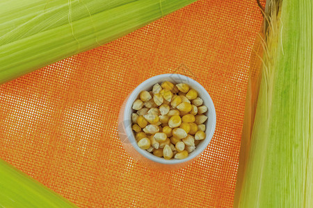 在白碗里的甜玉米站在玉米绿耳朵里闭着橙图片