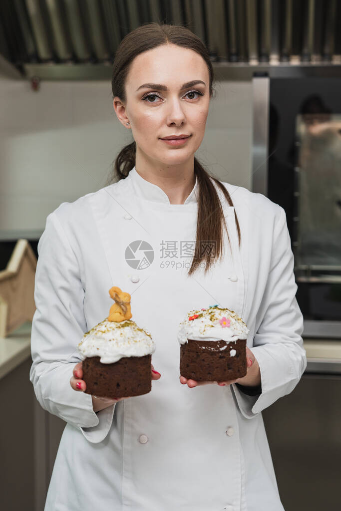 女糕点厨师拿着复活节蛋糕图片