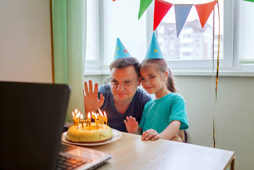 两个兄弟姐妹在隔离期间通过互联网庆祝生日的幸福家庭自我隔离和家庭价值观在线生日派对有选图片