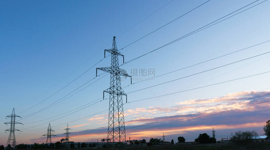 日落或日出时的高压输电线高压输电塔图片