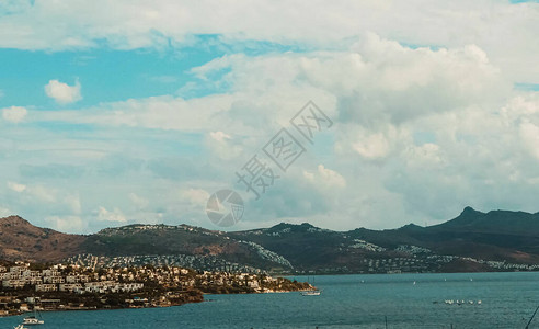 地中海岸和多云天空美丽的全景大海风景和图片