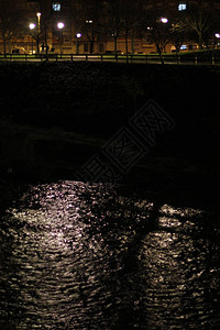 毕尔巴鄂河口在晚上图片