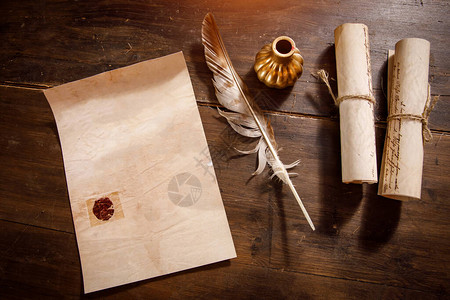 木制桌子上的信带空白页的羽毛Vint图片