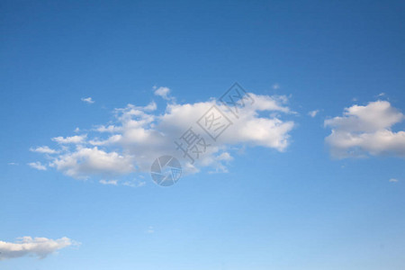 蓝色天空中美丽的白云蓝色天空图片