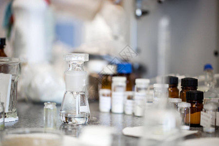 实验室制药工业厂和生产实验室中装有液体的瓶状图片