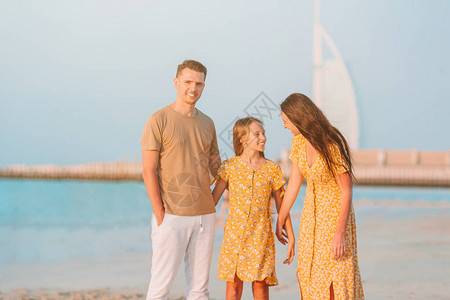暑假在海滩上的幸福家庭背景图片