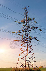高压输电线配电站高压输电塔带有输电线和变压器的配电变站图片