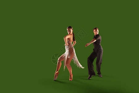 几个舞者在绿屏背景上图片