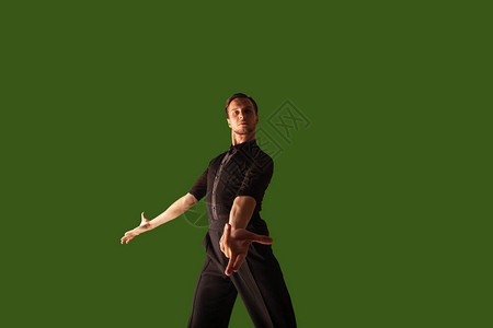舞者在绿色屏幕背景上表演拉丁舞背景图片