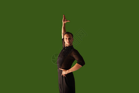 舞者在绿色屏幕背景上表演拉丁舞图片