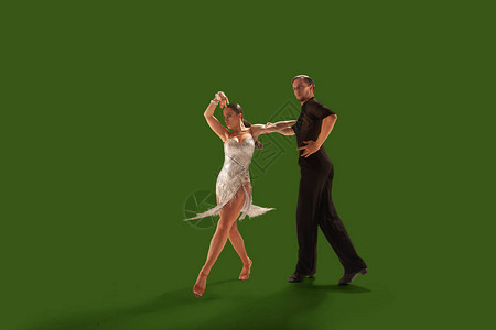 几个舞者在绿屏背景上背景图片