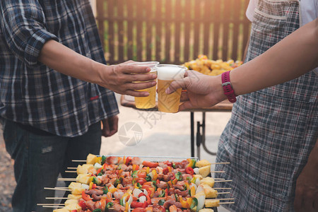 年轻人在BBQ派对上为朋友的饮酒欢呼图片