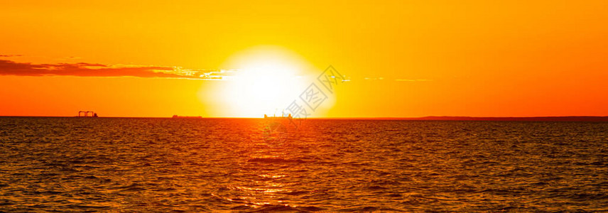 海上日落海面上温暖的阳光日落海浪太阳从地平线上图片