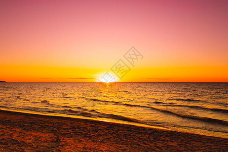 海上日落海面上温暖的阳光日落海浪太阳从地平线上图片