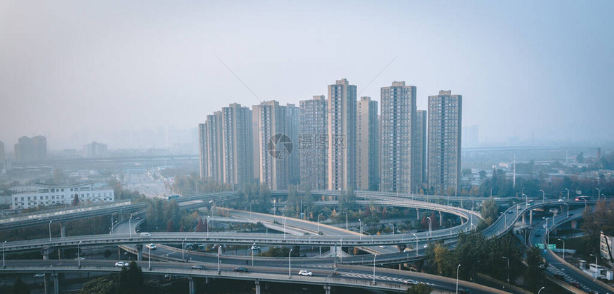 在高耸的摩天大楼多层住宅楼旁边巨大的高架道路交通枢纽被夷为平地成华区成都市东部空气污染严重图片