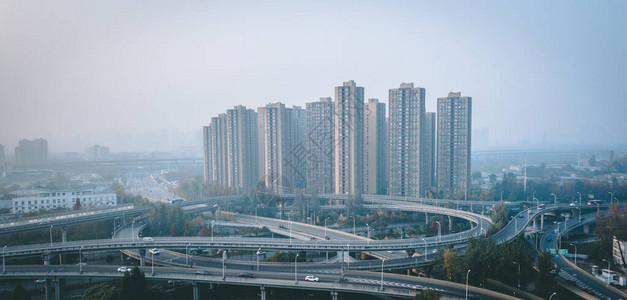 在高耸的摩天大楼多层住宅楼旁边巨大的高架道路交通枢纽被夷为平地成华区成都市东部空气污染严重背景