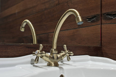 浴室盥洗台上的青铜水龙头图片