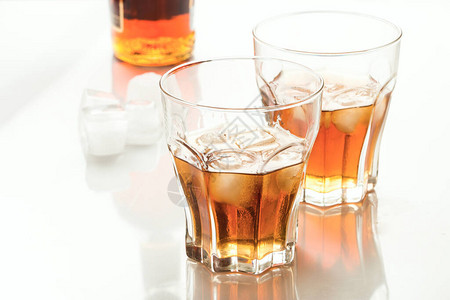 玻璃杯中加冰的威士忌图片