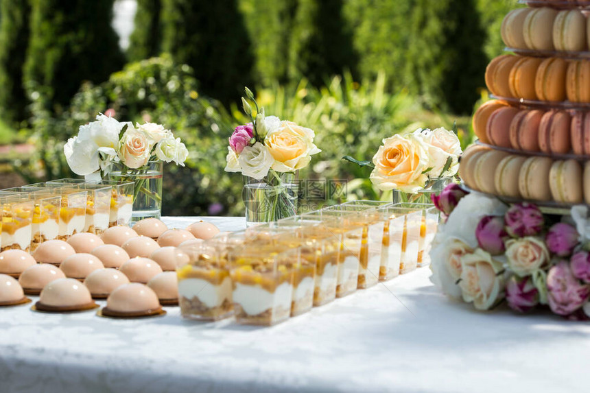 餐桌加甜食装饰花朵红心蛋糕和杯图片