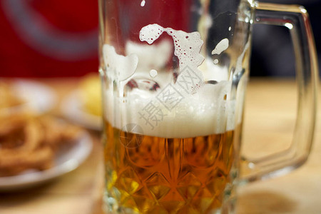 一杯精酿啤酒国际啤酒日或十月节的概念在酒吧辛苦工作一天后喝啤酒图片