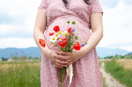 孕妇在户外路上穿着夏装的肚子图片