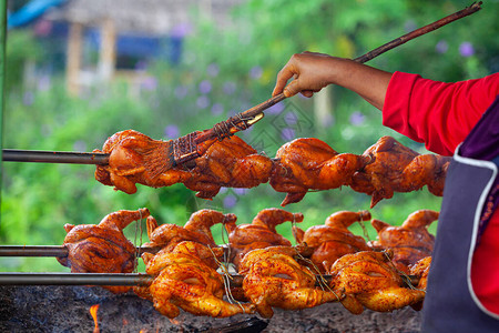 传统烤鸡烧烤在木炭烤图片