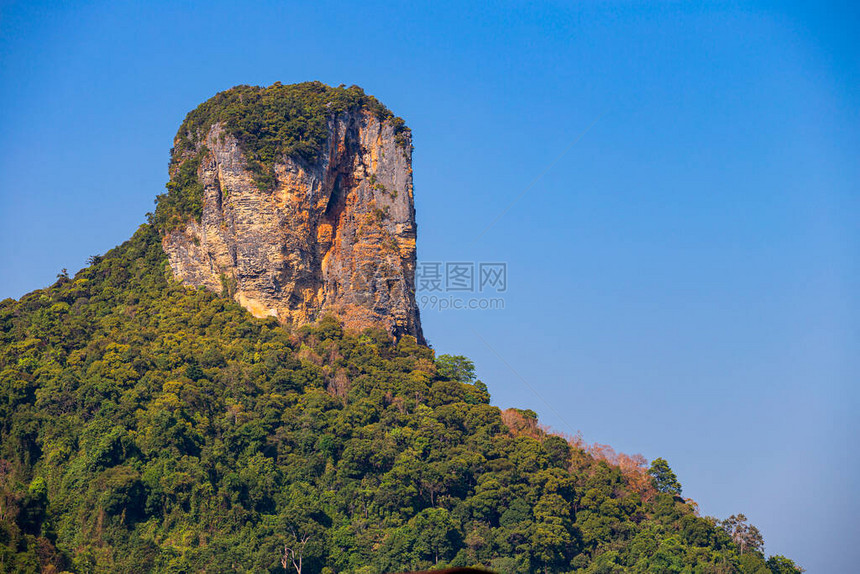 泰国甲米镇东莱利海滩全景从树的影子看前景是沙滩图片