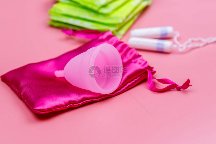 粉红色背景的卫生巾卫生棉条和月经杯关键日子月经女图片