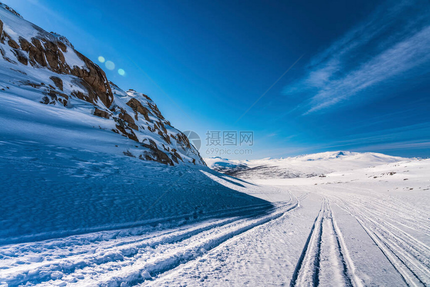 在瑞典北部拉普兰的Atoklinten山尽头的侧视图所有的雪地摩托都在这里行驶图片