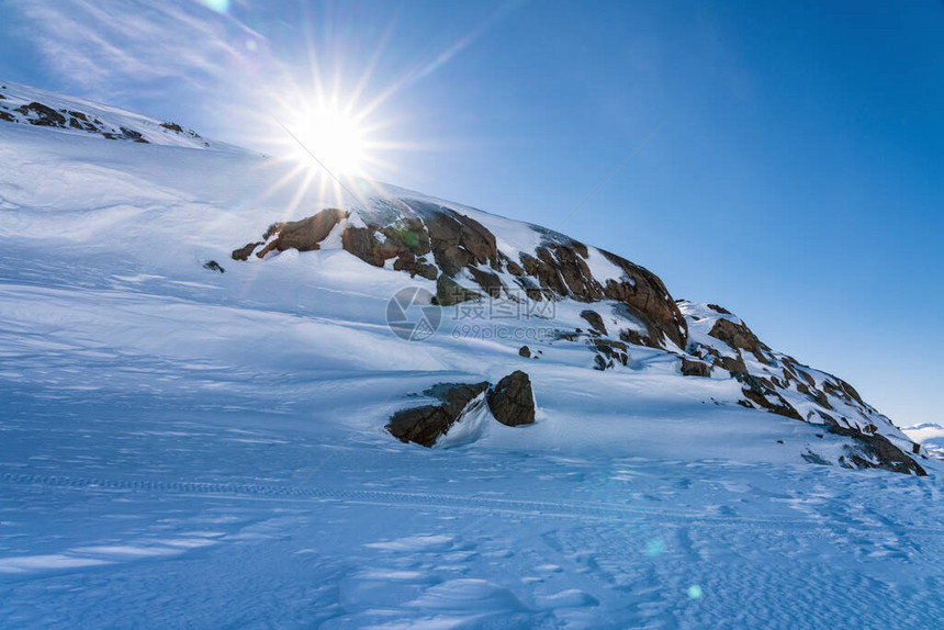 在瑞典北部拉普兰的Atoklinten山的侧视图所有的雪地摩托都在这里行驶明亮的阳光照耀在射程上方图片