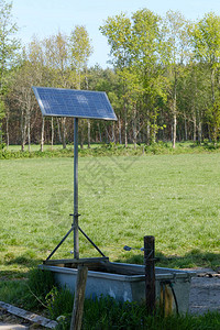 使用太阳能电池板将水泵出地面的牲畜水箱图片