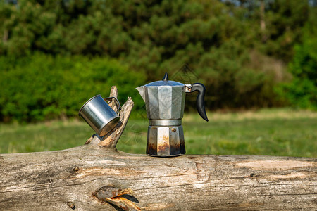 天然的金属杯子和咖啡机煮咖图片