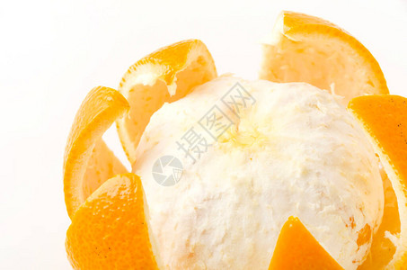 Hassaku橙子和白色背景上的果皮图片