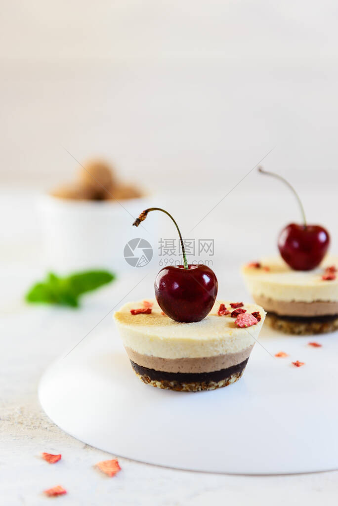 用巧克力和樱桃做腰果蛋糕在浅色桌上不加糖图片