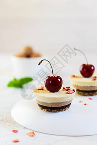 用巧克力和樱桃做腰果蛋糕在浅色桌上不加糖图片