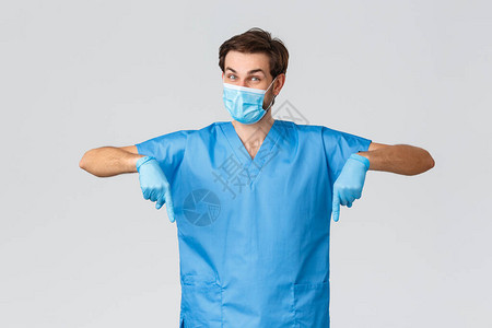 戴着医用口罩和手套的开朗微笑的医生图片