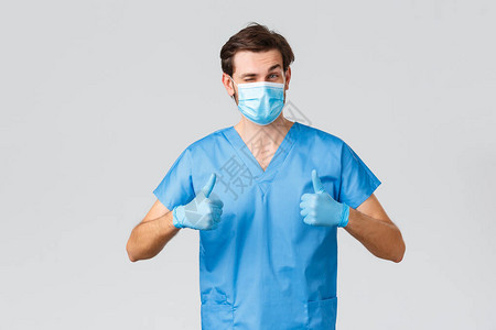戴着医用口罩手套和磨砂膏的热心医生图片