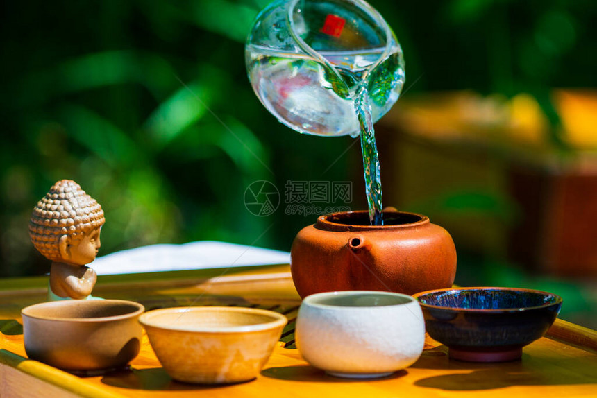 茶仪式茶壶和碗还有在木制图片