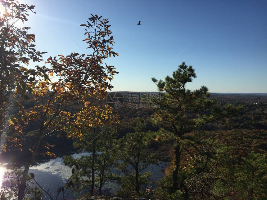 在康涅狄格州兰特山坡的一座山上悬崖边缘一望远图片