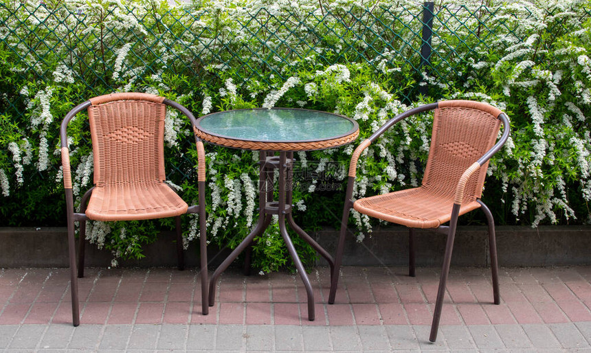 夏季街咖啡厅玻璃桌和棕色椅子在户外图片