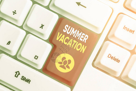 显示暑假的文字符号展示在最热季节进行的几次短途旅图片