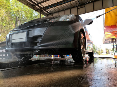 洗车使用高压水清洗汽车图片
