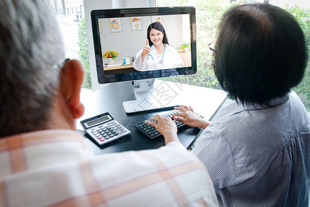 使用计算机的亚洲老年夫妇在线视频电话背景图片