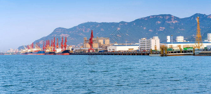 海边的一个大码头连云港背景图片