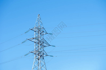 蓝色天空背景下的电线塔台背景图片