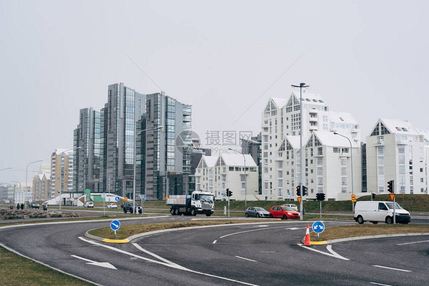 冰岛首都雷克雅未克海滨公路位于城市边缘的住宅区灰色玻璃高层不同高度的白色高层建筑图片