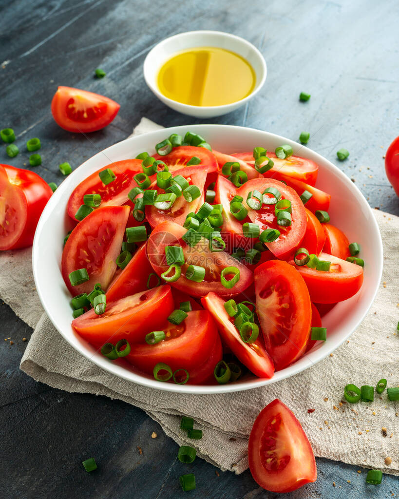 番茄沙拉加春洋葱和白碗的草药健图片