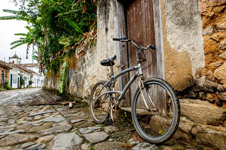 停在旧城街道上的自行车图片